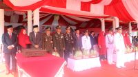 Kapolres Sidrap Didampingi Ketua Bhayangkari Mengikuti Upacara Pengibaran Bendera Peringatan HUT Ke-77 RI