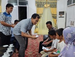 Bupati Enrekang Muslimin Bando dan Anggota DPR RI Mitra Fakhruddin MB memberikan bantuan kepada 2 siswa SD 188 Nating, Kecamatan Bungin.