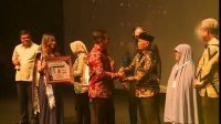 Kepala BKKBN RI Serahkan Penghargaan IHIA untuk Muslimin Bando