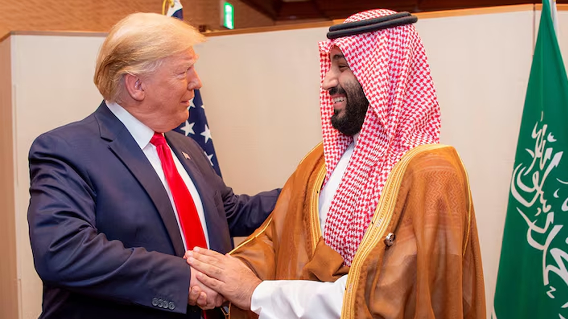 Putra Mahkota Arab Saudi Mohammed bin Salman berjabat tangan dengan Donald Trump