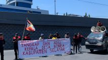 Kasi mahasiwa di depan Kejati Sulsel di Makassar