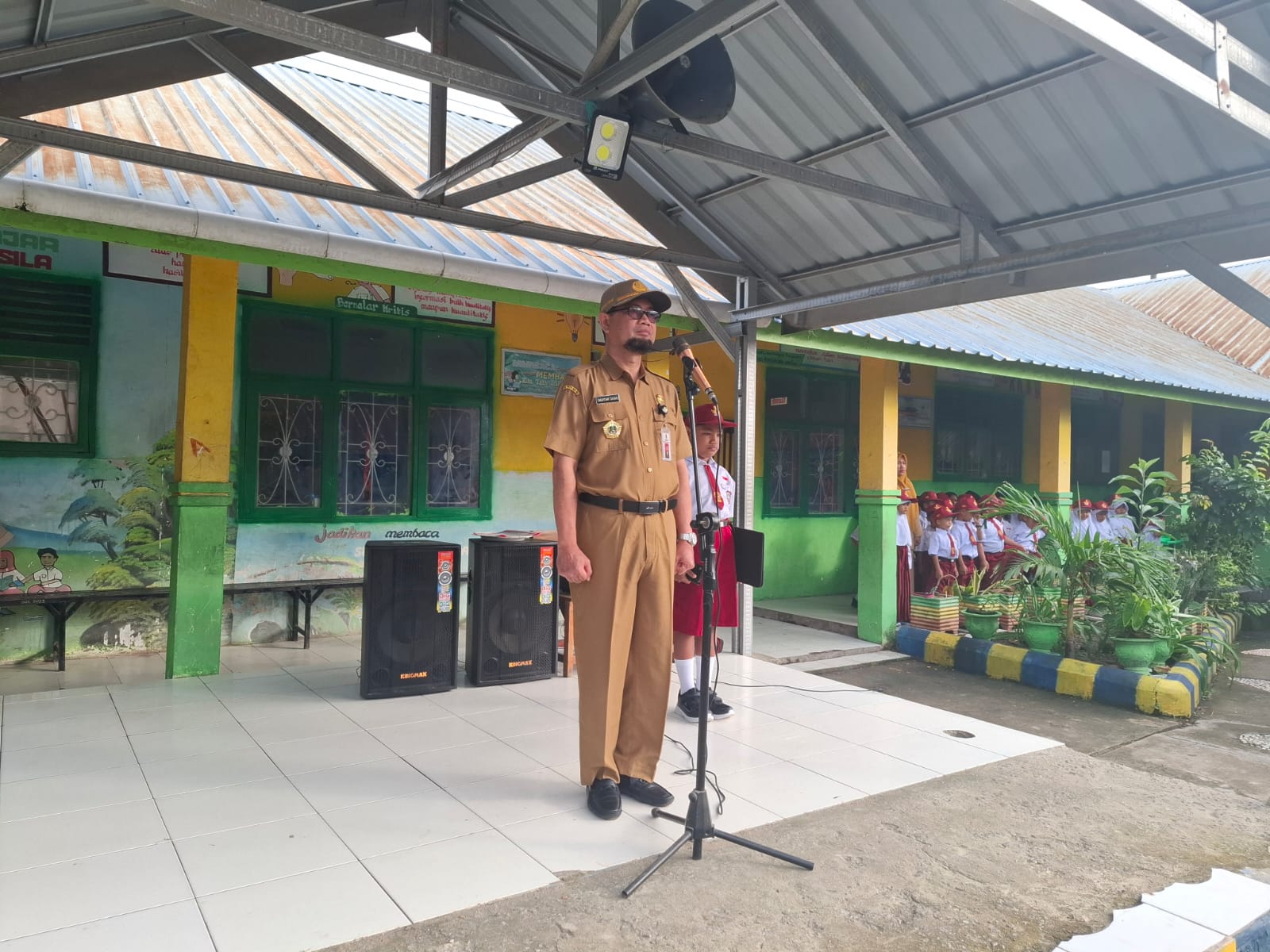 Kepala Diskominfo Sidrap Motivasi Siswa SDN 3 Arawa di Hari Pertama Sekolah