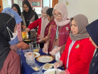 Olahan Tiram dan Kewirausahaan Perempuan: Ikhtiar Inovatif FEB Unhas untuk Ekonomi Pesisir Barru