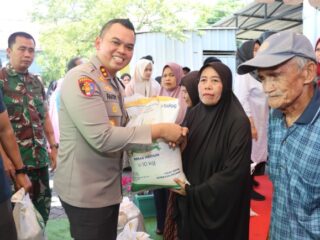 Kapolres Sidrap Bersama Muspida Salurkan Bantuan Pangan Beras Kepada 153 Warga