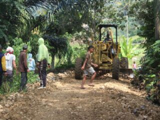 Satgas TMMD 125 Kodim 1419 Enrekang Sasaran pengerjaan Pengerasan Jalan Penghubung Desa Pekalobean ke Desa Salo Dewata