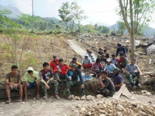 Ngopi Bareng, Jalin Keakraban, Warga dan Satgas TMMD Kodim 1419 Enrekang DiLokasi Pengerjaan Fisik