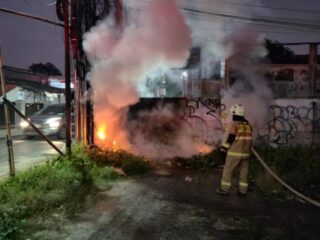 Gulkarmat Jaktim Cegah Bahaya Lebih Besar: Gulungan Kabel Terbakar Berhasil Dipadamkan Sebelum Menjalar