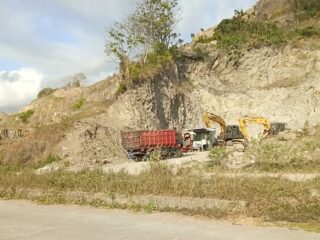Truk Tambang Rusak Jalan, Bukit Terkikis: Siapa Lindungi Watang Pulu-Sidrap?