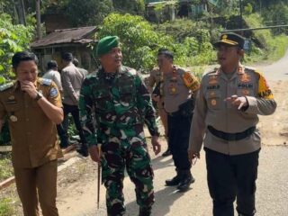 Sinergitas Kapolres Enrekang Bersama Unsur Forkopimda Tinjau Jembatan Darurat Randangan Pasca Bencana Alam