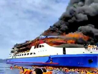 “Lompat! Lompat!” — Detik-Detik KM Gregorius Barcelona V Terbakar di Laut Minahasa Utara