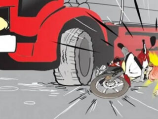 Brak...,Truk Fuso Gagal Menanjak di lapadde-Parepare, Mobil dan Pemotor di Belakangnya Nahas