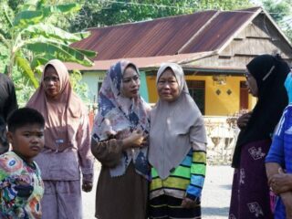 Ketua TP PKK Sidrap Kunjungi Korban Kebakaran di Desa Damai