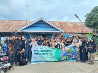 Maggot, Pahlawan Desa Maros