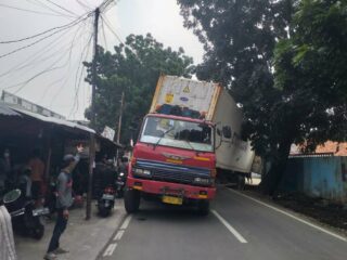 Truk Kontainer Jeblos di Ciracas, Jalanan Lumpuh, Kota Terkunci