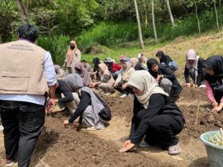 PPK Ormawa Himakaha Unhas Launching Lahan Hijauan, 1.500 Stek Varietas Unggul Resmi Ditanam