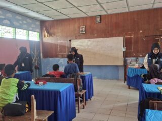 Mahasiswa KKN Hidupkan Suasana Belajar Bahasa Inggris di SDN 04 Timoreng Panua