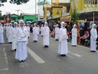 Lomba Gerak Jalan Indah Tingkat SD se-Kecamatan Enrekang Meriah, Warga Tumpah Ruah Menyaksikan