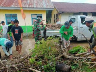 Batituud Koramil 05/Dua Pitue Pimpin Karya Bakti Bersihkan Saluran Air di Sidrap