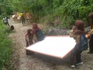 SD 9 Baruka Enrekang Direvitalisasi, PBM Siswa Sementara di Kolong Rumah Warga