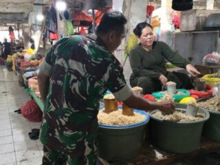 Pantau Ketersediaan dan Harga Bahan Pokok, Babinsa Komsos Bersama Pedagang Di Pasar Pangkajene