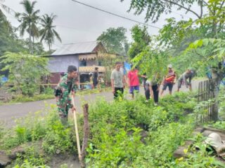 Koramil 1420-02/Tellu Limpoe dan Warga Pajalele Gelar Karya Bakti Bersihkan Lingkungan
