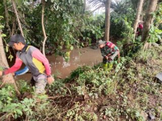 Jaga Kebersihan Lingkungan, Danramil Panca Rijang Ajak Warga Kerja Bakti Bersihkan Sungai