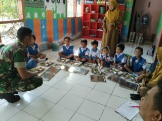 Babinsa Dampingi dan Bantu Pendistribusian Makan Bergizi Gratis di Wilayah Kabupaten Sidrap