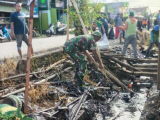 Karya Bakti Koramil 1420-05/Dua Pitue Bersihkan Saluran Air di Pasar Dongi