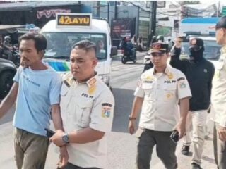 Razia Digelar, Satpol PP Tangkap Pak Ogah di Sejumlah Titik Jalan di Duren Sawit Jakarta Timur