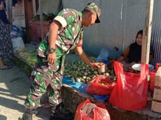 Babinsa Koramil 05/Dua Pitue Pastikan Harga Bahan Pokok Stabil di Pasar Sentral Tanru Tedong