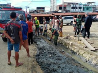 Karya Bakti, Babinsa dan Warga Tanru Tedong Bersihkan Saluran Air
