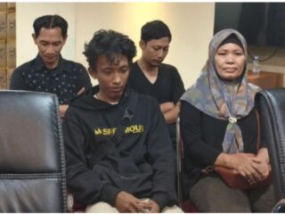 Dua Kursi Depan di Polda Metro: Lega Keluarga, Harap Jawaban Publik