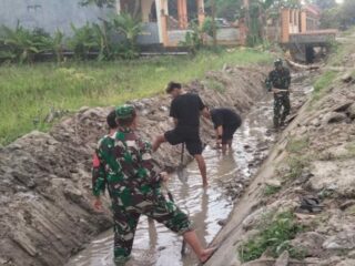 Babinsa Bersama Warga Bersihkan Saluran Irigasi
