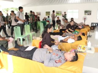 Peringati HUT TNI 80, Personil Polres Sidrap Hadiri Donor Darah di Makodim 1420 Sidrap