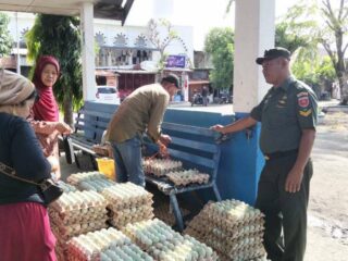 Babinsa Pantau Harga Sembako di Pasar Pangkajene