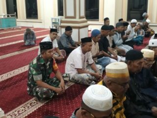 Lewat Safari Subuh, Babinsa Ajak Masyarakat Jaga Kemanan dan Ketertiban Lingkungan