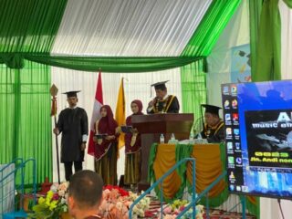 Dr. Muhammad Sabri Ingatkan Lulusan STKIP Veteran Sidrap untuk Gunakan Ilmu bagi Masyarakat
