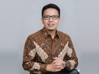 Legitimasi Hilang, Kekuasaan Runtuh: Apa Pelajaran untuk Indonesia?