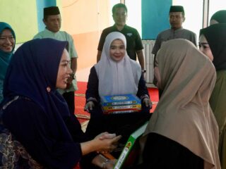 Ketua TP PKK Sidrap Serahkan Al-Qur’an ke Rutan Kelas IIB