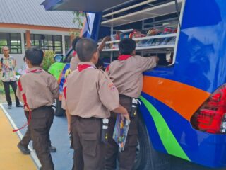 Mobil Perpustakaan Keliling Hadir di SRMP 30 Sidrap, Siswa Antusias Membaca