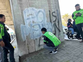 Jaringan Ojol Sulsel Bersihkan Coretan Vandalisme di Jantung Makassar