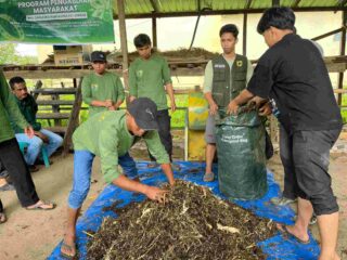 Kelompok Ternak Pattiro Deceng Mulai Produksi Kompos Bersama TIM PPK Ormawa HIMAKAHA FK Unhas