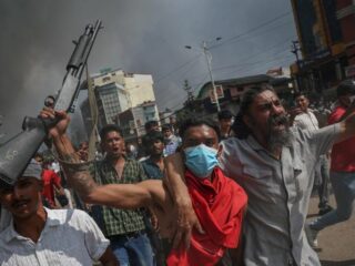 Amarah di Nepal, Senjata Aparat ke Tangan Warga Sipil