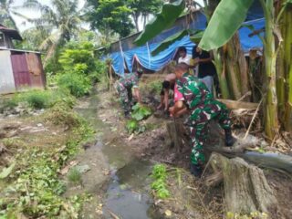 TNI dan Masyarakat Sidrap Bersatu: Koramil 07 Baranti Pimpin Bersih-Bersih Selokan, Cegah Banjir dan Penyakit di Desa Tonronge