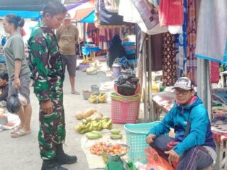 Pantau Stabilitas Harga, Babinsa Koramil 1420-02/Tellu Limpoe Cek Harga Kebutuhan Pokok di Pasar Amparita