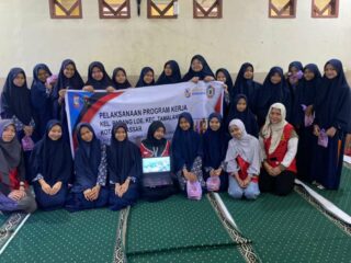 Mahasiswi Prodi Psikologi FK Unhas Gelar Psikoedukasi di SMP-IT Darurrahman Makassar