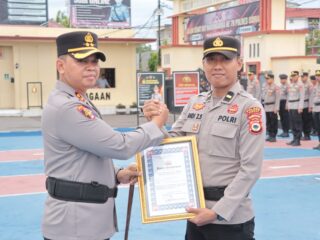 HUT Humas Polri ke 74, Kapolres Sidrap Berikan Penghargaan Kepada Personelnya