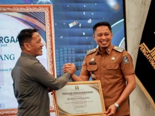 Bupati Enrekang Terima Penghargaan dari Kemenkumham atas Komitmen Pembentukan Posbakum