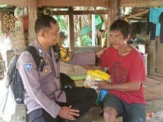 Aksi Sosial, Bhabinkamtibmas Polres Sidrap Berikan Bantuan Beras Kepada Warganya