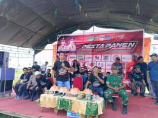 Bupati Syaharuddin Bersama Warga Nikmati Suasana Kekeluargaan di Pesta Panen Sipodeceng